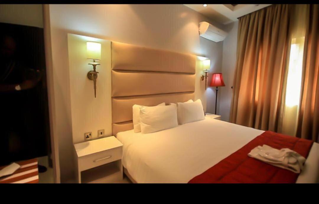 Glee Hotel Aliayabiagba Ngoại thất bức ảnh