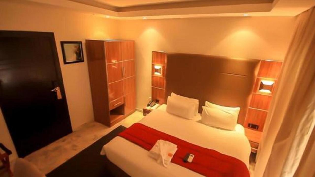 Glee Hotel Aliayabiagba Ngoại thất bức ảnh