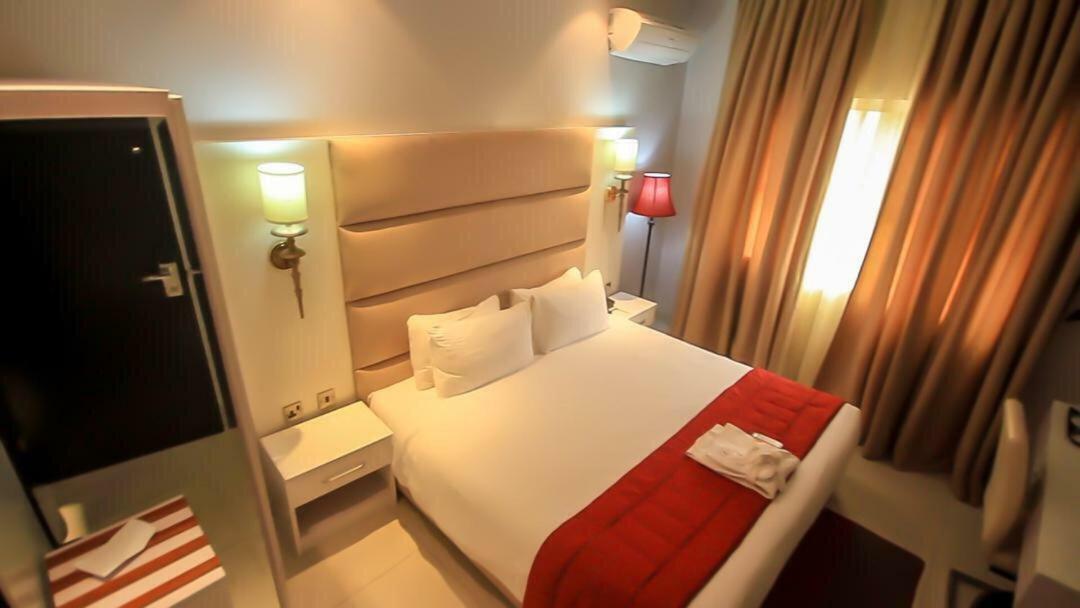 Glee Hotel Aliayabiagba Ngoại thất bức ảnh